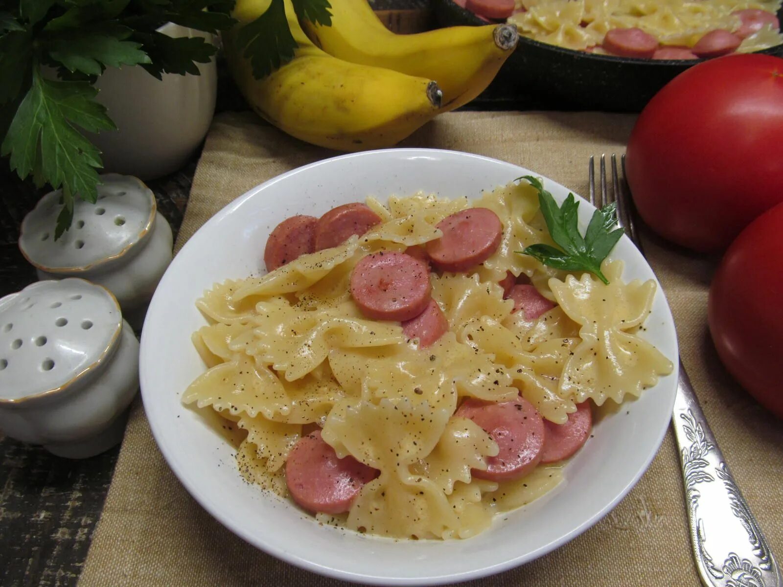 Макароны с сосисками в сливочном соусе. Макароны с сыром и колбасой. Макароны с сыром и колбасой. Паста с колбасой и сыром. Макарошки с сосиской.