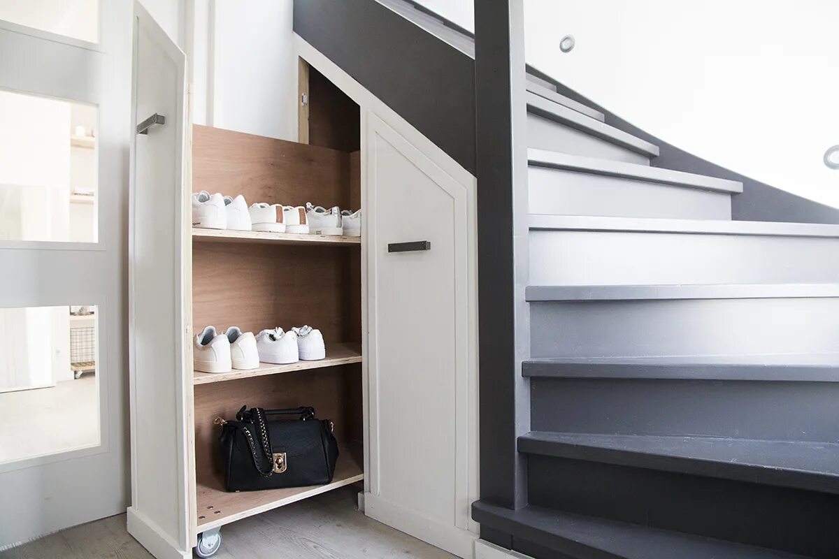 хранение вещей под лестницей. хранение вещей под лестницей. чулан под лестницей гарри поттера. лестница гардеробная. диван под лестницей.