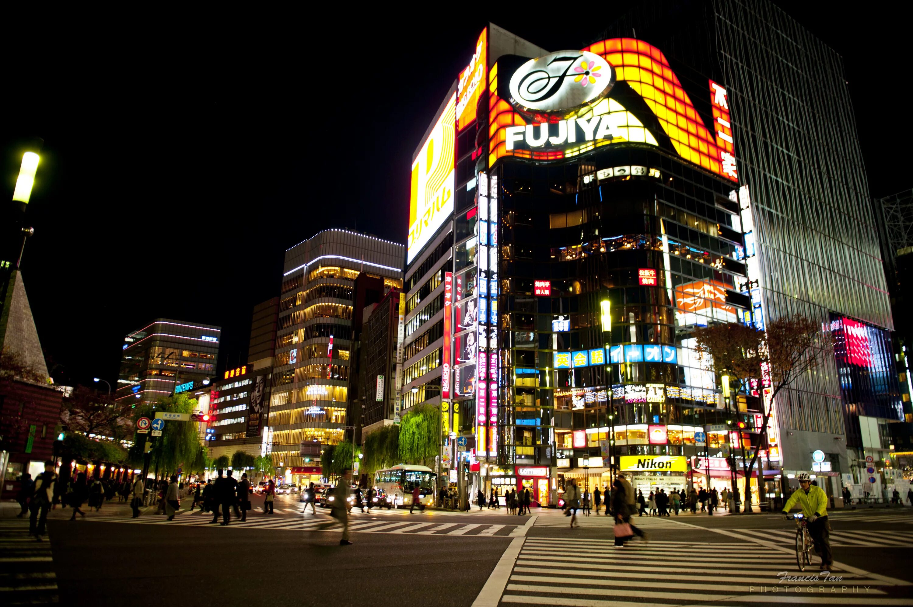 Tokyo shopping. Гиндза Токио. Ночная Гинза Токио. Центр города Токио ночью. Япония Мегаполис Токио.