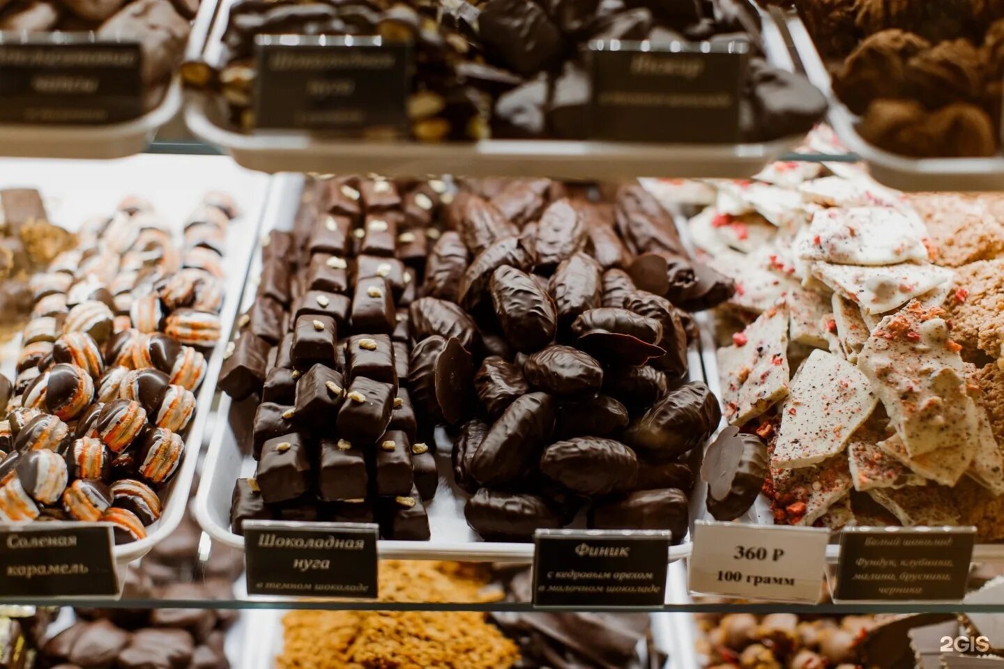 шоколадки магазинные. шоколадки в магазине. где продавать шоколад. ассортимент шоколада. шоколадные конфеты.