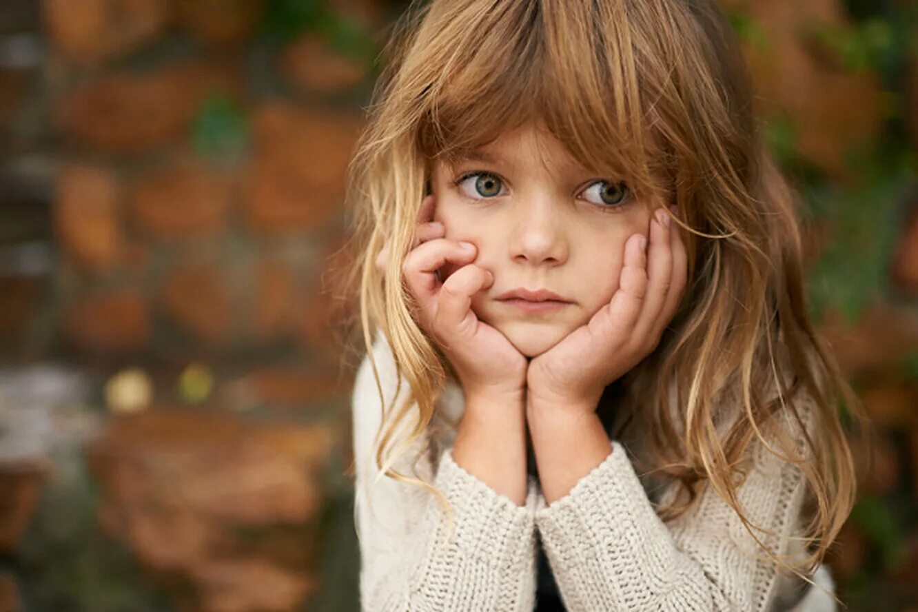 Д͇е͇в͇у͇ш͇к͇а͇ п п͇л͇а͇ч͇е͇т͇. Девочка грустит. Лицо грустной девочки. Лицо грустной девочки. Лицо грустной девочки.