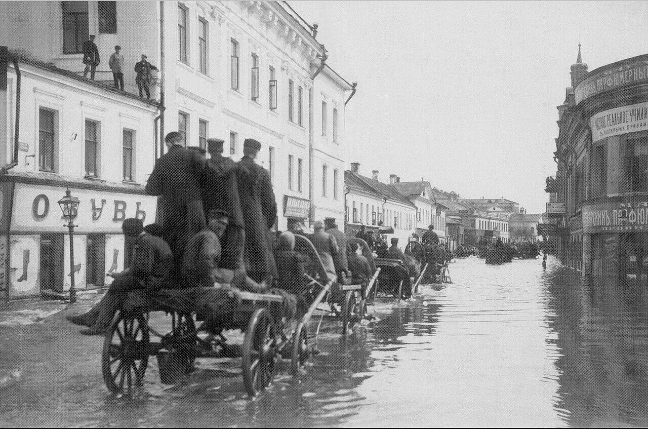 1908 год в истории. Наводнение 1908 года в россии. наводнение в москве 1908. наводнение 1908 года, большая дорогомиловская улица. наводнение в москве 1908 года фото.