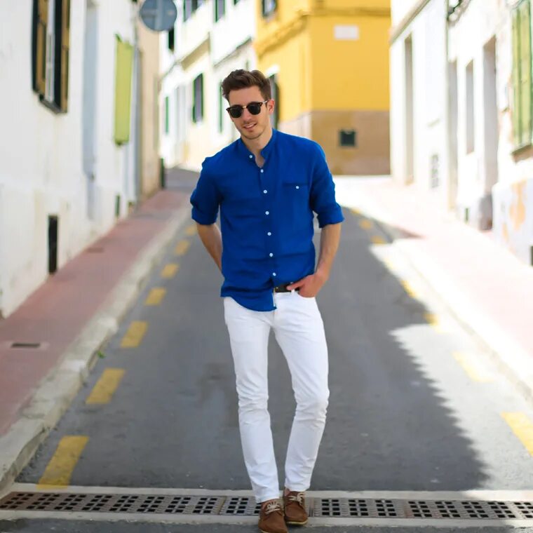 Голубая рубашка с джинсами. Синие брюки белая рубашка. Белея Рубака синие брюки. Белые брюки голубая рубашка. Рубашка к синим брюкам.