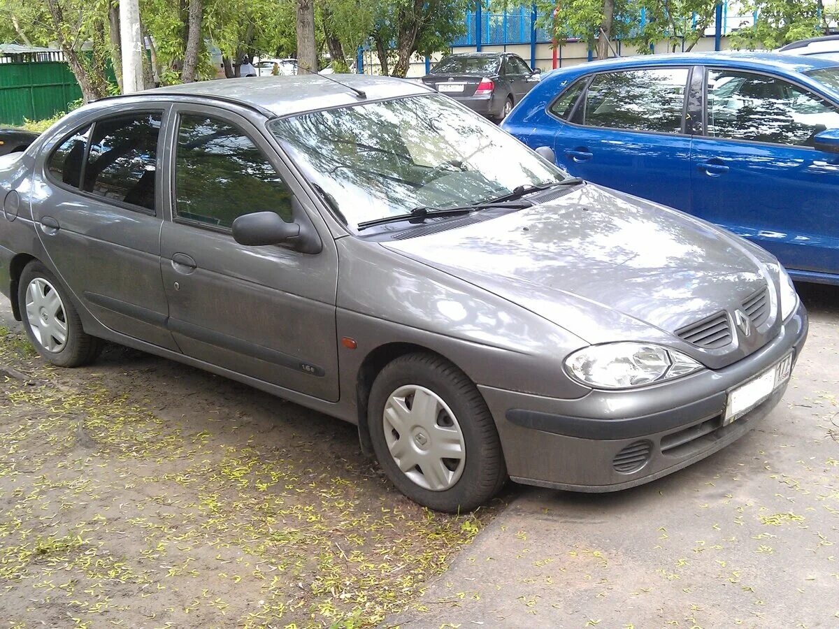 Renault 2000 года. Рено Меган 2000 года. Рено седан 2000 года. Рено седан 2000г. Рено модели 2000 годов.