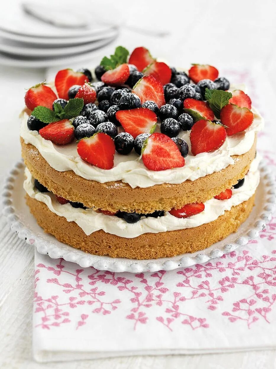 ванильный тарт с ягодами. бисквитный пирог с ягодами. баварезе. вкусные тортики и пирожные. сладости тортики.