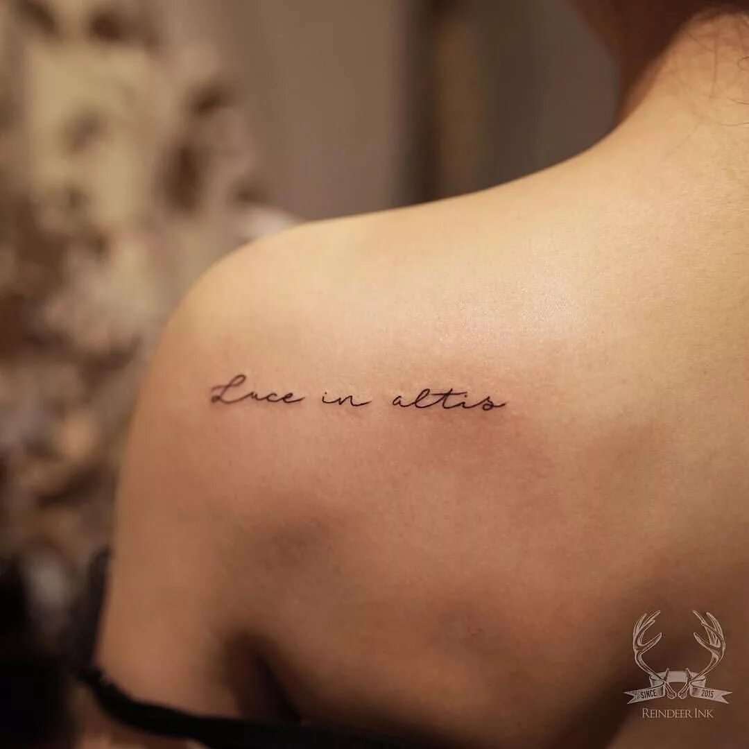 Ловлю моменты латинский. Тату надпись на плече. Татуировка счастье. Живи без сожалений на латыни тату. Рождена быть счастливой на латыни тату.