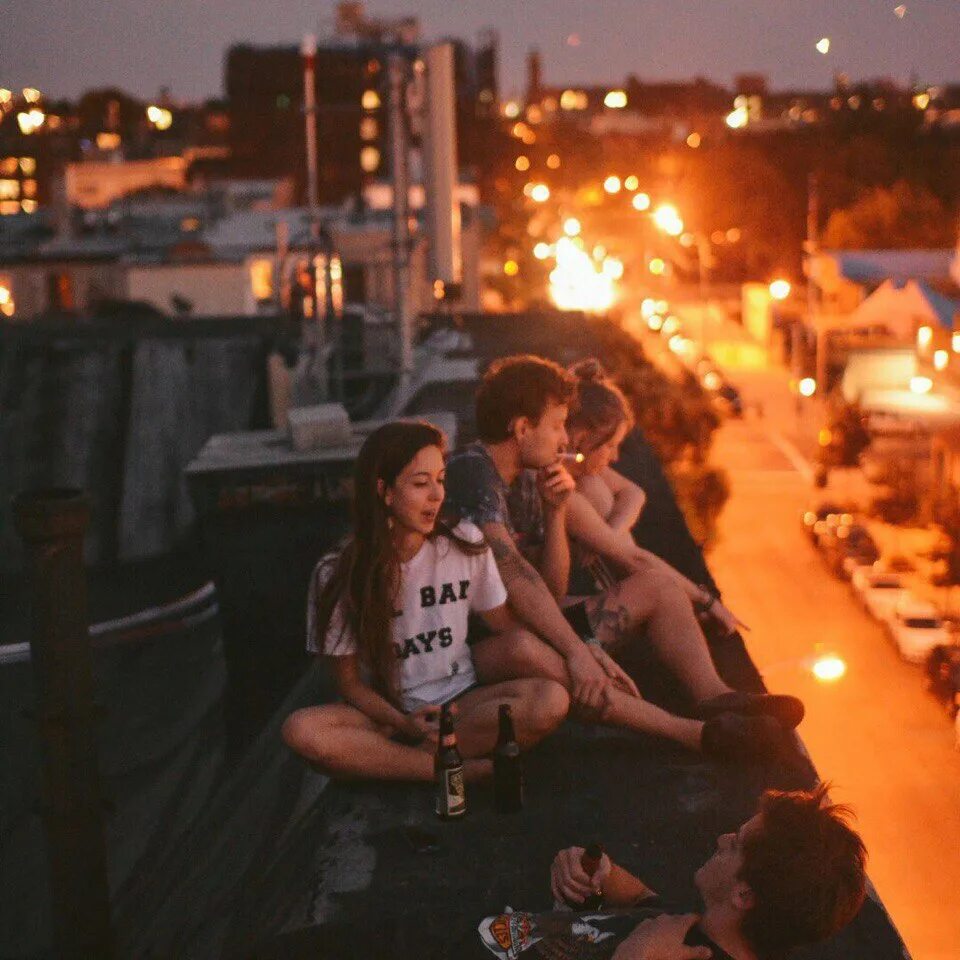 Ночные прогулки с друзьями. Три подруги. Две подружки. Город друзья девушка. Девочки подруги.