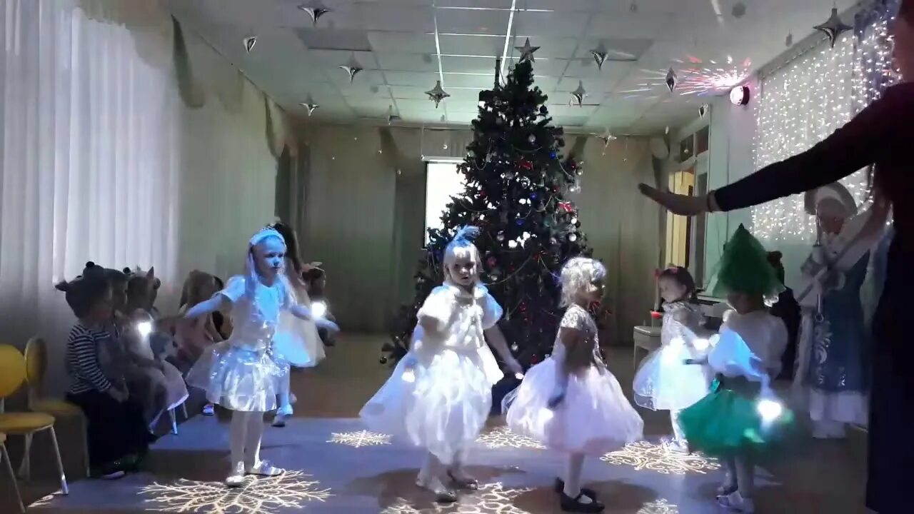 фонарики для танца. танец с фонариками в детском саду музыка. фонарики для танца в детском саду. новогодний фонарик на утренник. новогодние танцы на огоньке.