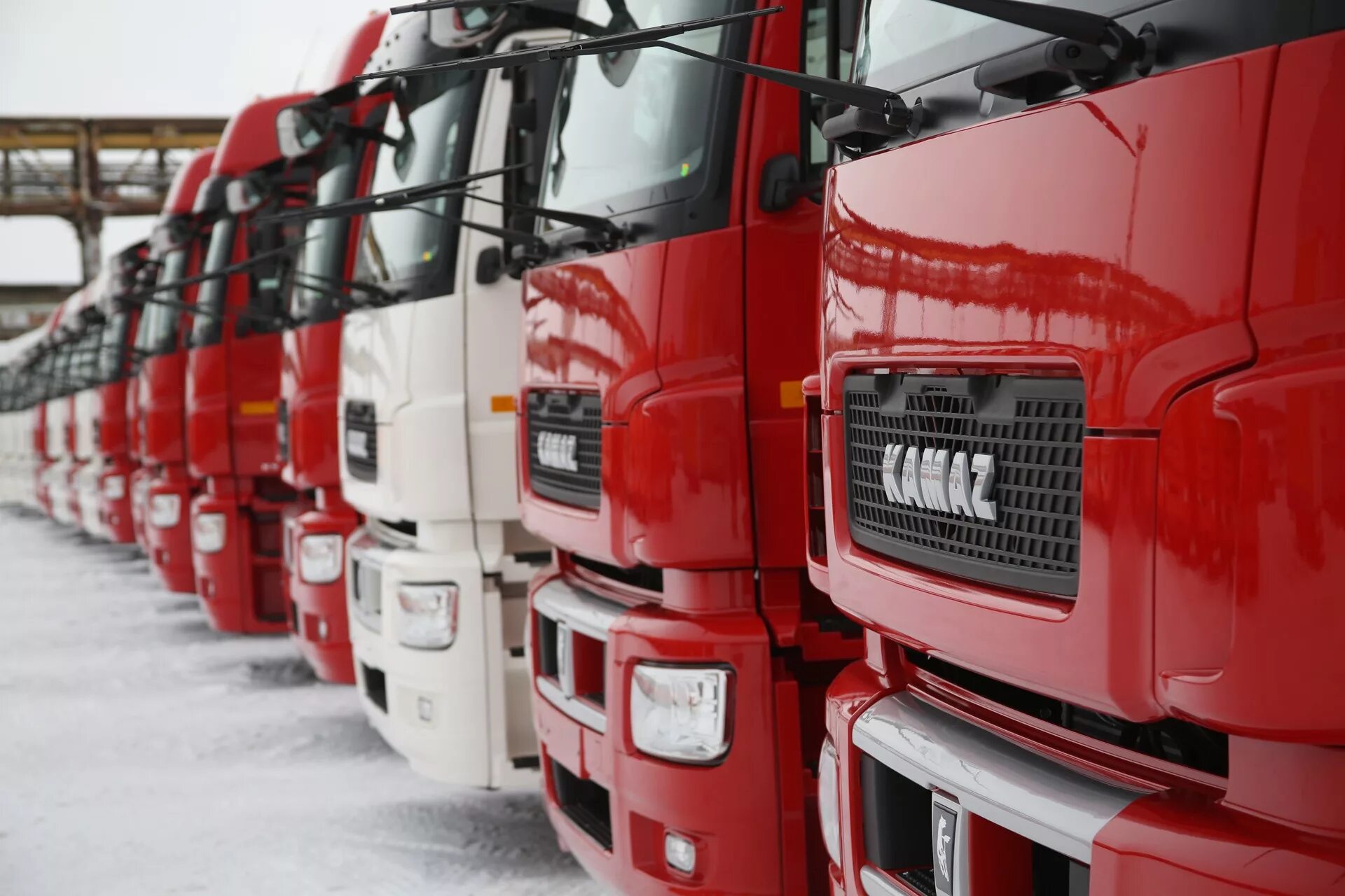 Лизинг бу грузовых. Камаз 5490. автопарк грузовиков. парк грузовых автомобилей. лизинг грузовых автомобилей.