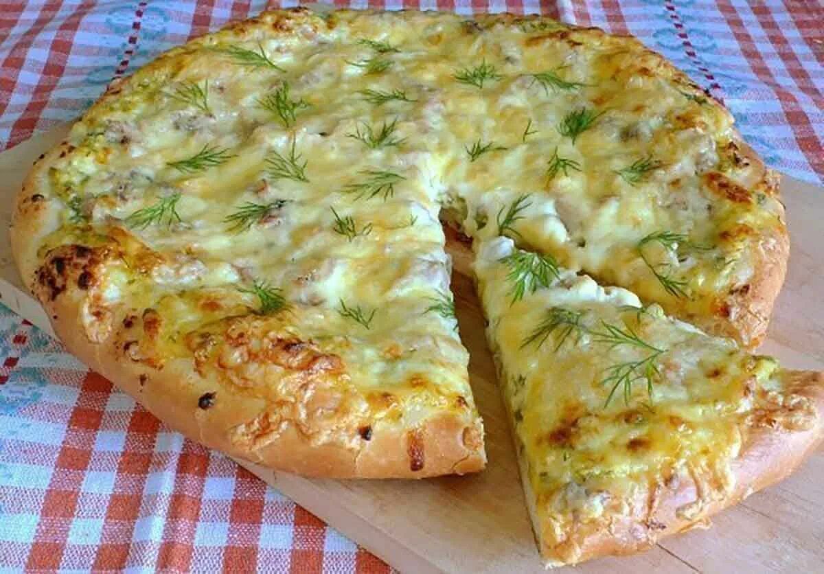 Пирог с сыром и зеленью. Пирог с сыром и творогом и зеленью. Пицца деревенская. Пирог с зеленью в духовке.