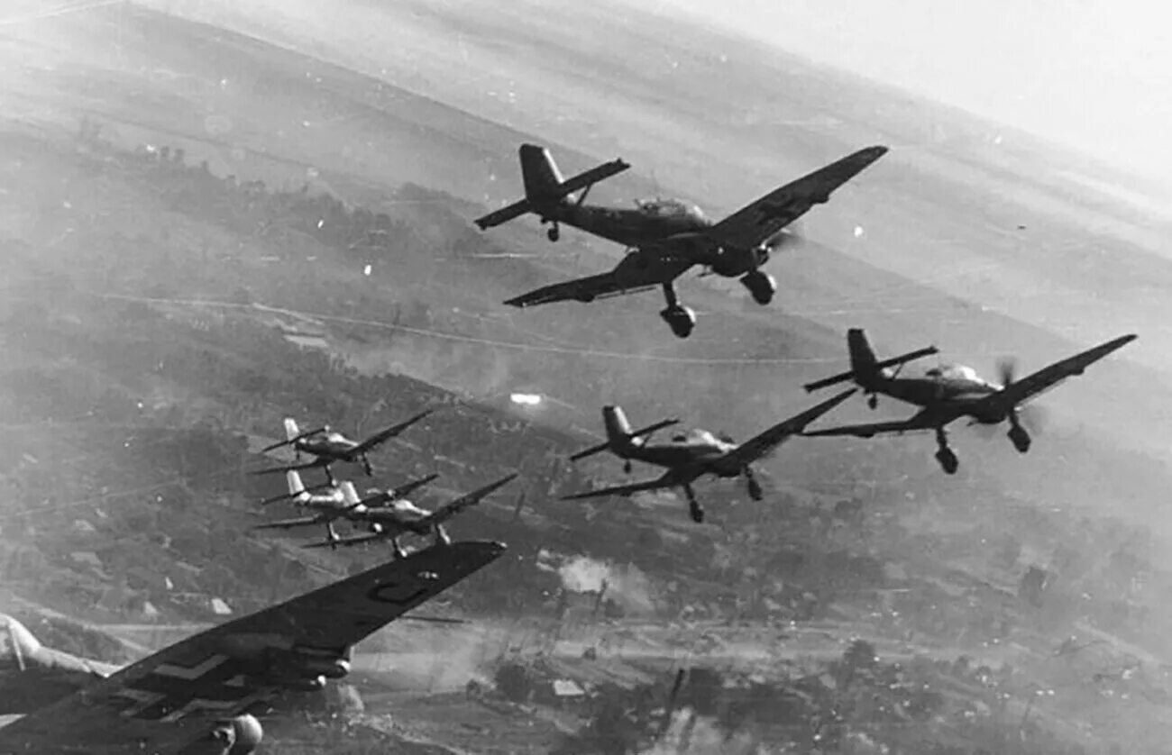 Самолеты Юнкерс 2 мировой войны. Юнкерсы 87 бомбят 1941-1942. Junkers ju 87 Stuka. Юнкерс 87 во второй мировой.