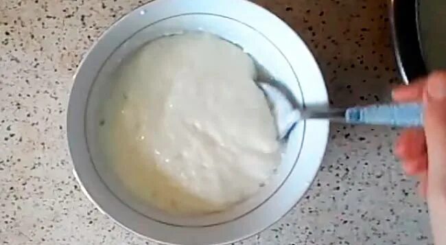 Шарлотка гасить ли соду. Шарлотка с содой. Тесто с содой. Нужна ли сода в шарлотку рецепт без видео. Как погасить соду для выпечки шарлотки.