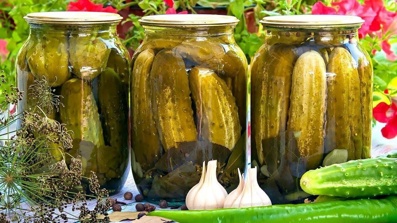 Огурцы 3л огурчики хрумчики. Огурцы с лимонной кислотой. Огурчики в банках. Огурцы по пражски с лимоном. Огурцы на зиму без стерилизации.