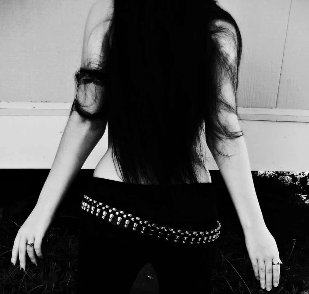 Брюнетка со спины. Девушка с черными волосами. Брюнетка со спины с длинными волосами.