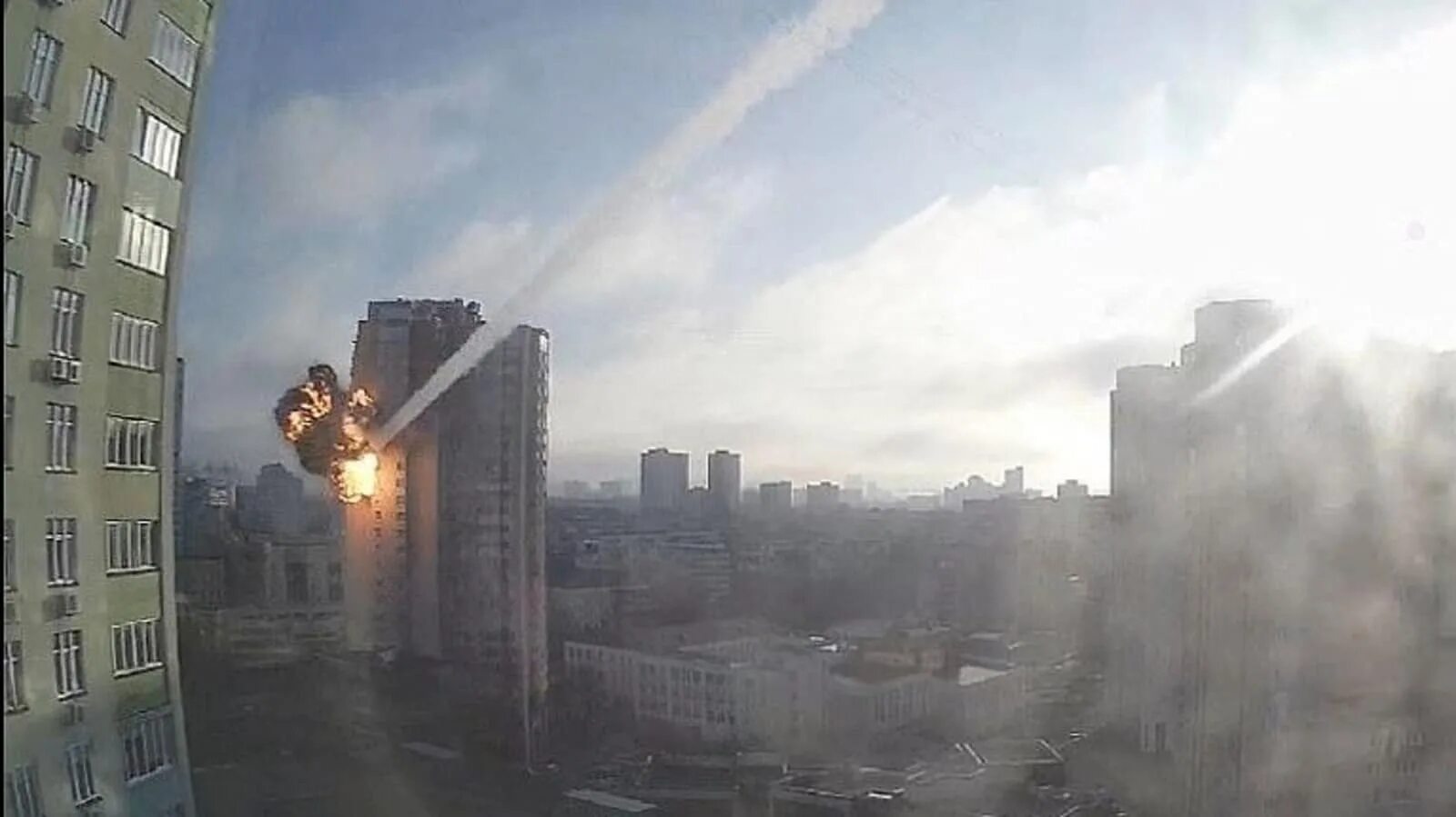 Попадание в жилой дом. Взорванное здание в киеве. попадания в жилые дома в киеве. киев удар ракеты в жилой дом. ракета попала в жилой дом.