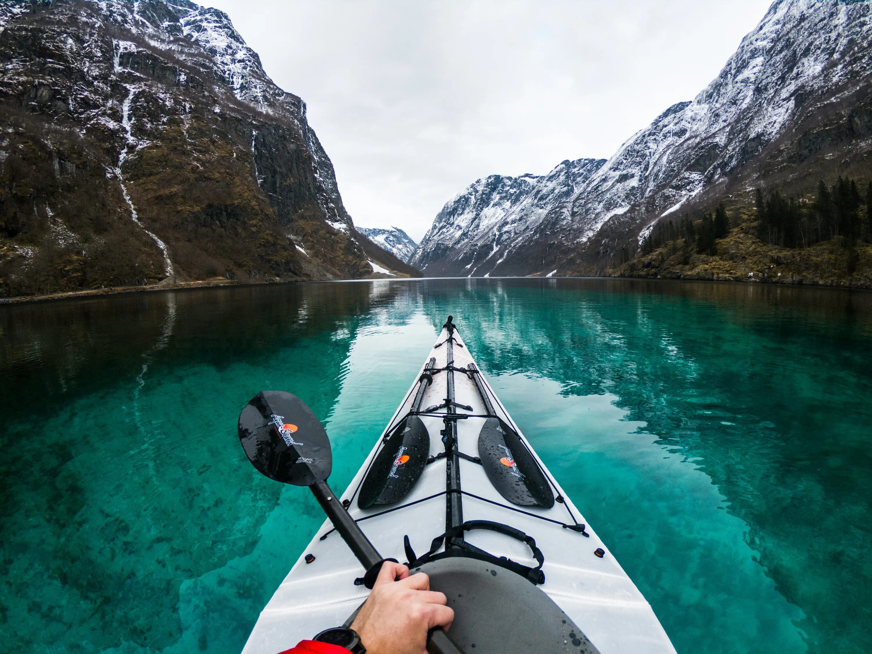 Путешествуем на лодке. Лофотенские острова на каяках. Каякинг Норвегия. Морской каяк Норвегия. Путешествие на каяке.
