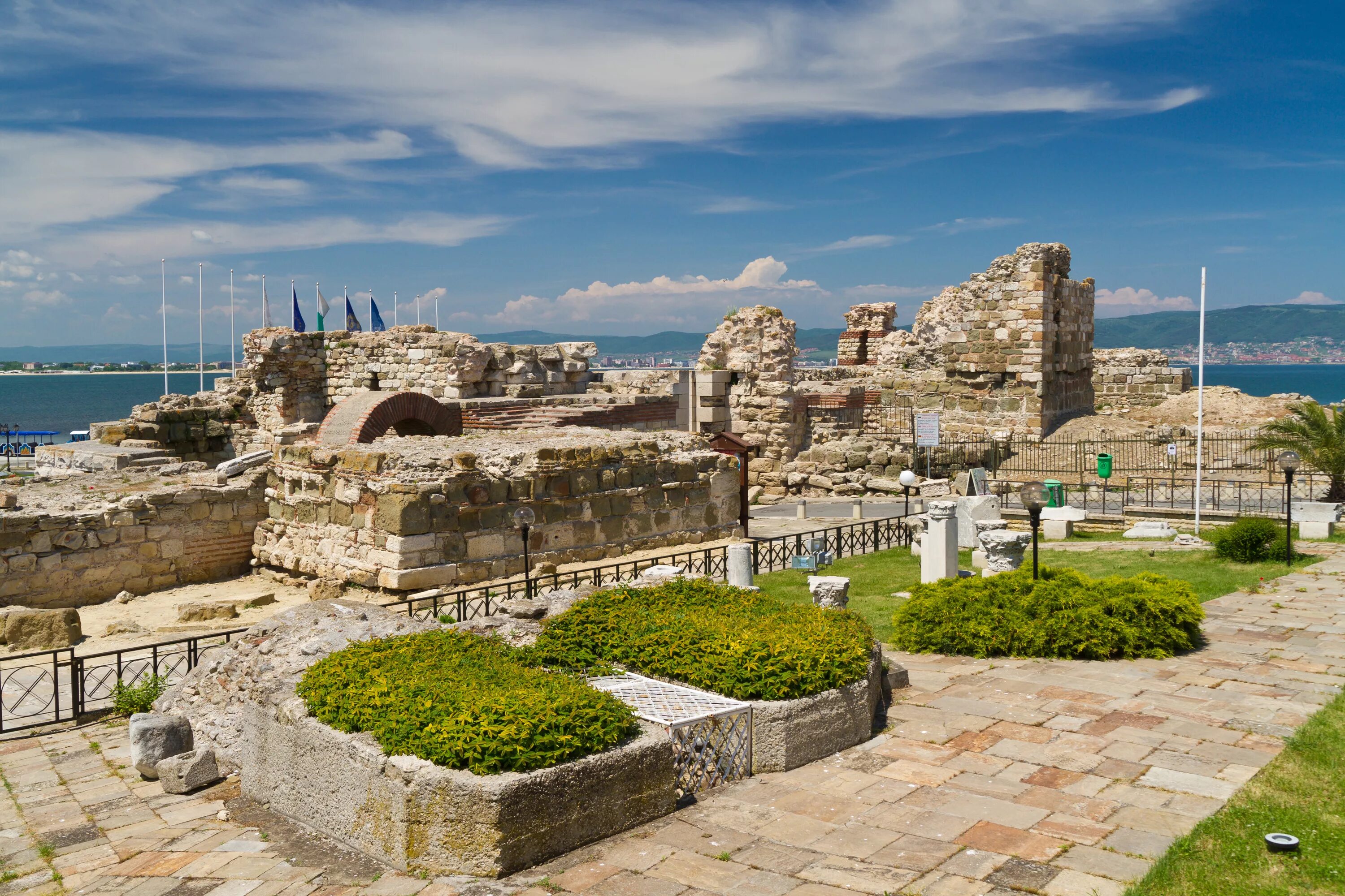 старый город юнеско. акведук в сеговии испания. старый город израиль всемирное наследие юнеско. храмы в босре сирия.