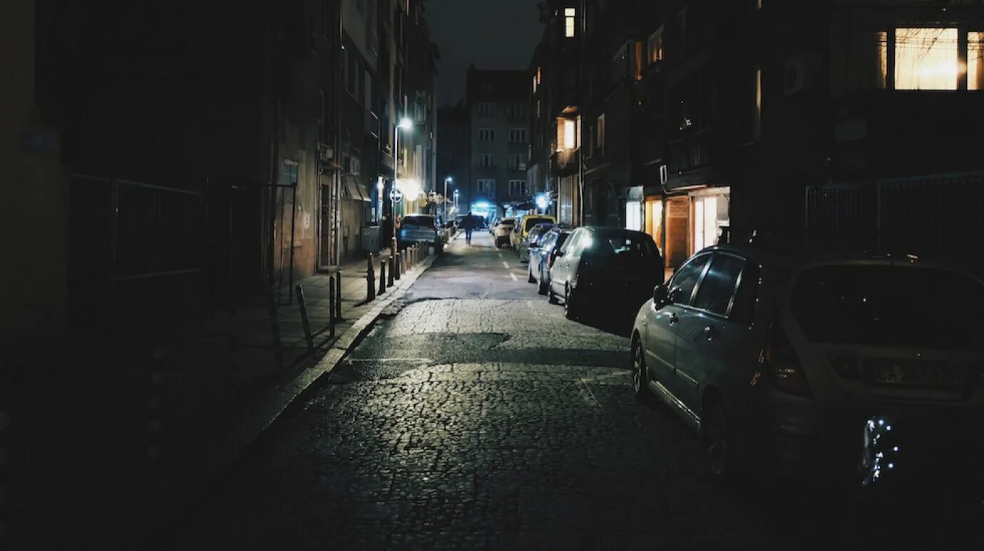 Попросила снять на видео. Темная улица. Ночная улица. Темные улицы России. Ночная темная улица.