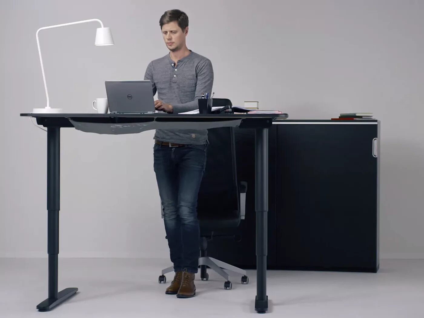 Standing desk. Стол БЕКАНТ икеа. Стол ikea bekant( БЕКАНТ). Компьютерный стол ikea bekant. Стол БЕКАНТ стоя.