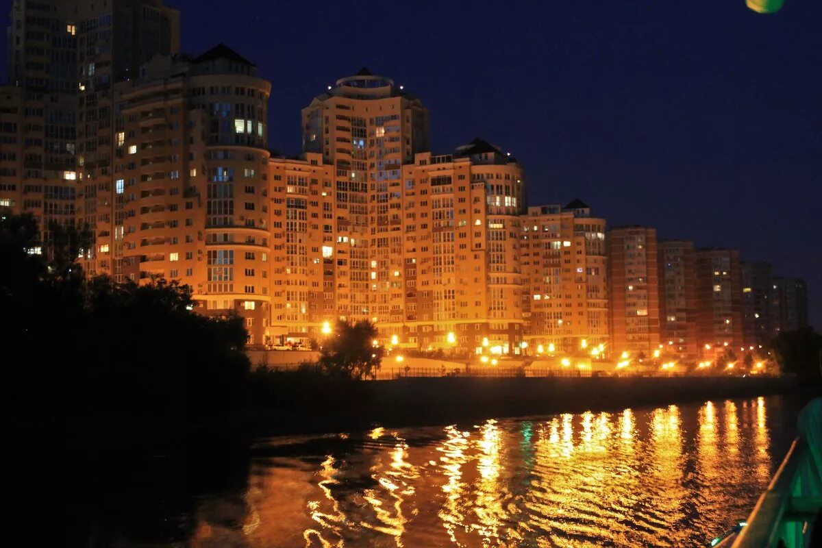 Фото вечернего краснодара. Кубанская набережная Краснодар ночью. Кубанская набережная Краснодар вечером. Краснодар набережная реки Кубань ночью. Кубанонабережная Краснодар ночь
