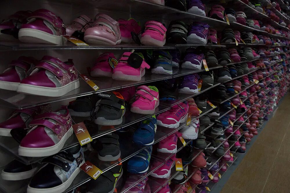 магазин одежды и обуви. мир одежды и обуви бийск. поступление обуви. новый мир одежды и обуви. баннер для обувного магазина.