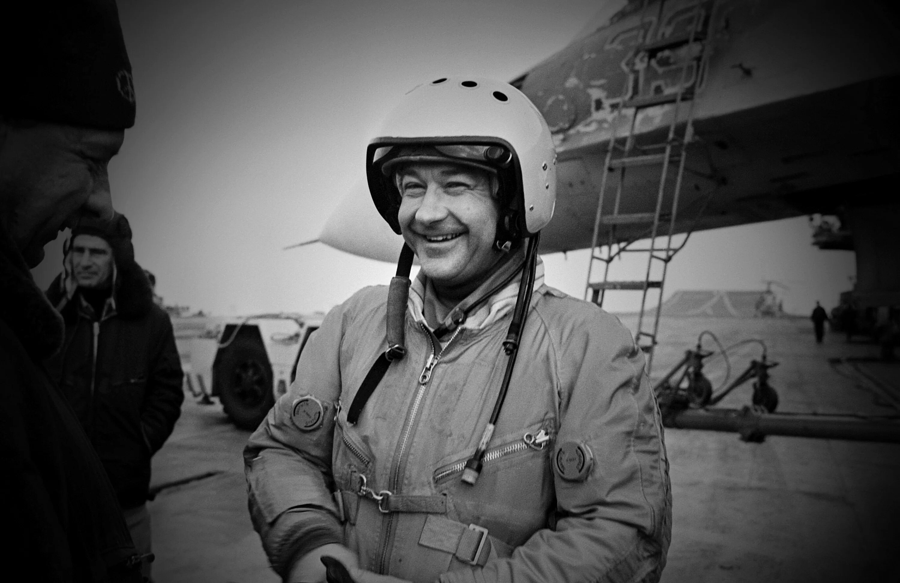Фотографии вб. Пугачёв лётчик испытатель.
