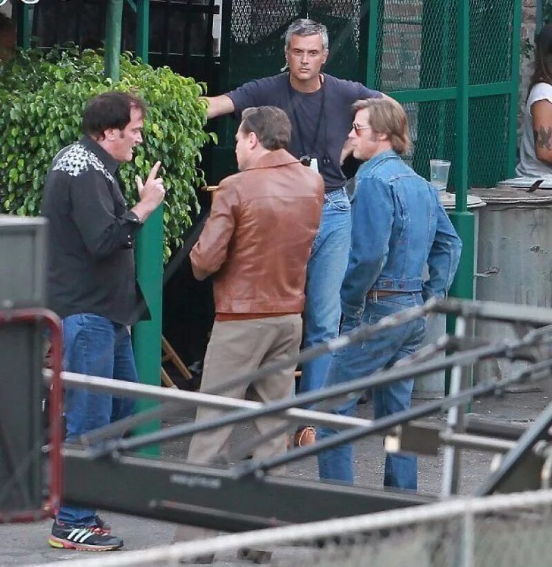 Леонардо ли каприо на сьемкахи. Леонардо ди каприо съемки. Кристофер нолан и ди каприо. Леонардо ди каприо 2010 год. Леонардо ди каприо на съемках.