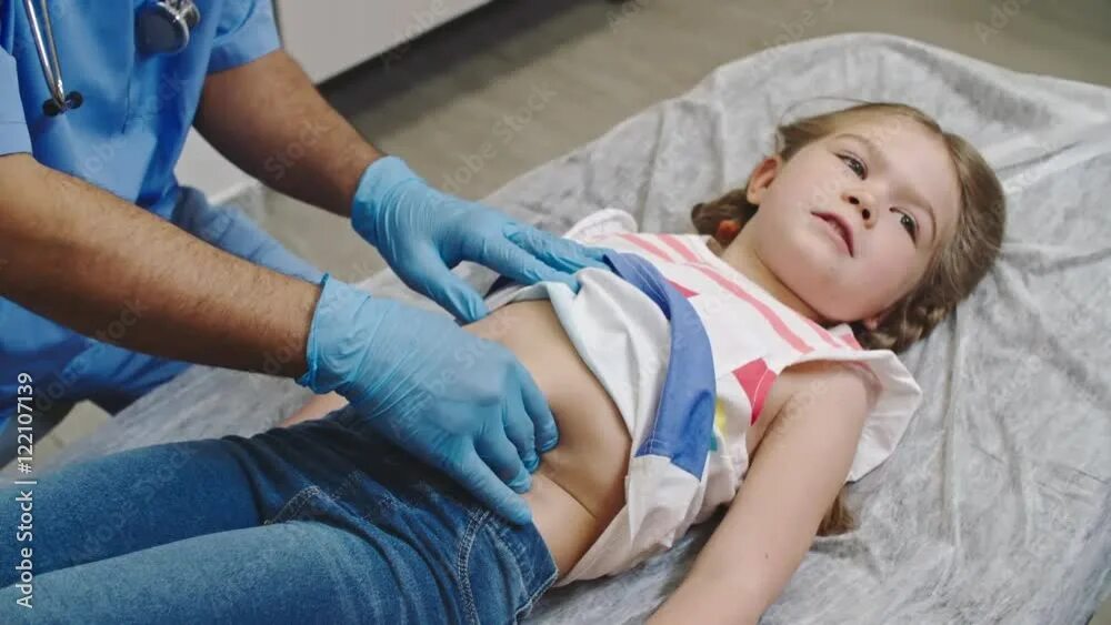 Девочку в живот в школе. Осмотр девочек. осмотр живота у детей девочек. врач осматривает живот ребенка.