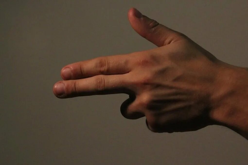 Выстрел в ногу сам себе. Палец выстрел. Пистолетик из пальцев. Палец выстрел. Пальцы пистолетом.