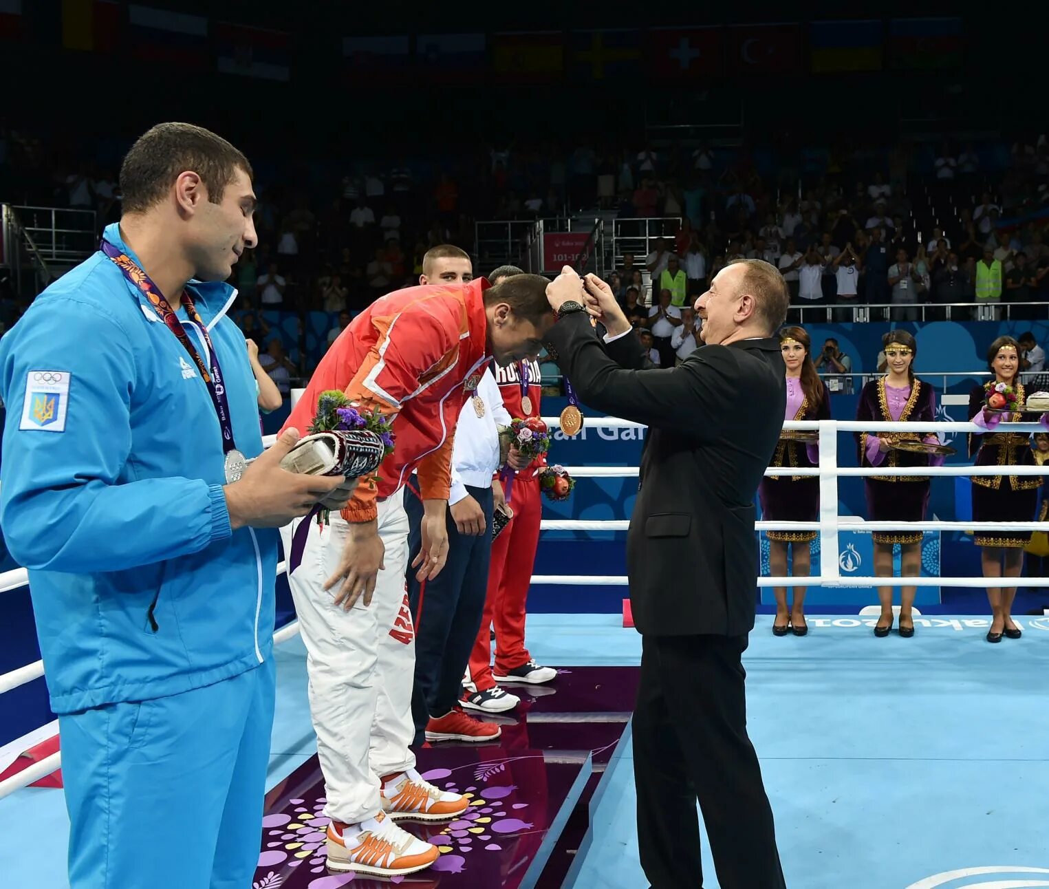 Манукян боксер. Алиев вручил. Алиев вручил медаль армянину. Спортсмен одержавший победу