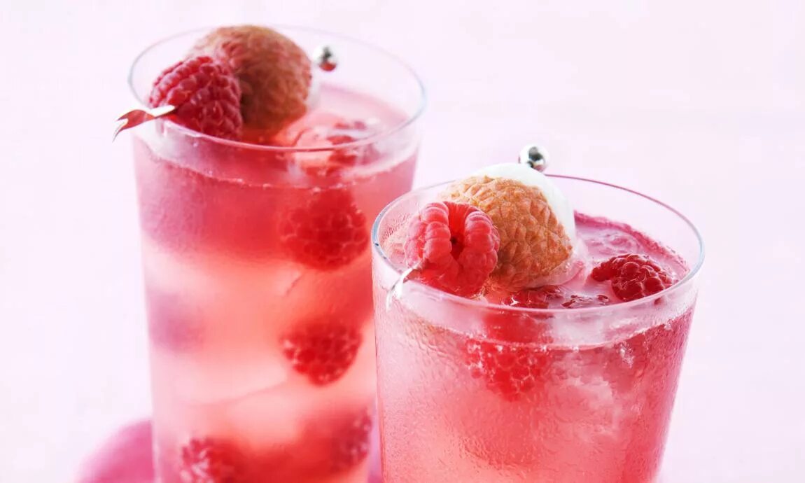Lychee liqueur. Личи коктейль. Личи мартини коктейль. Коктейль с личи. Коктейль с личи.