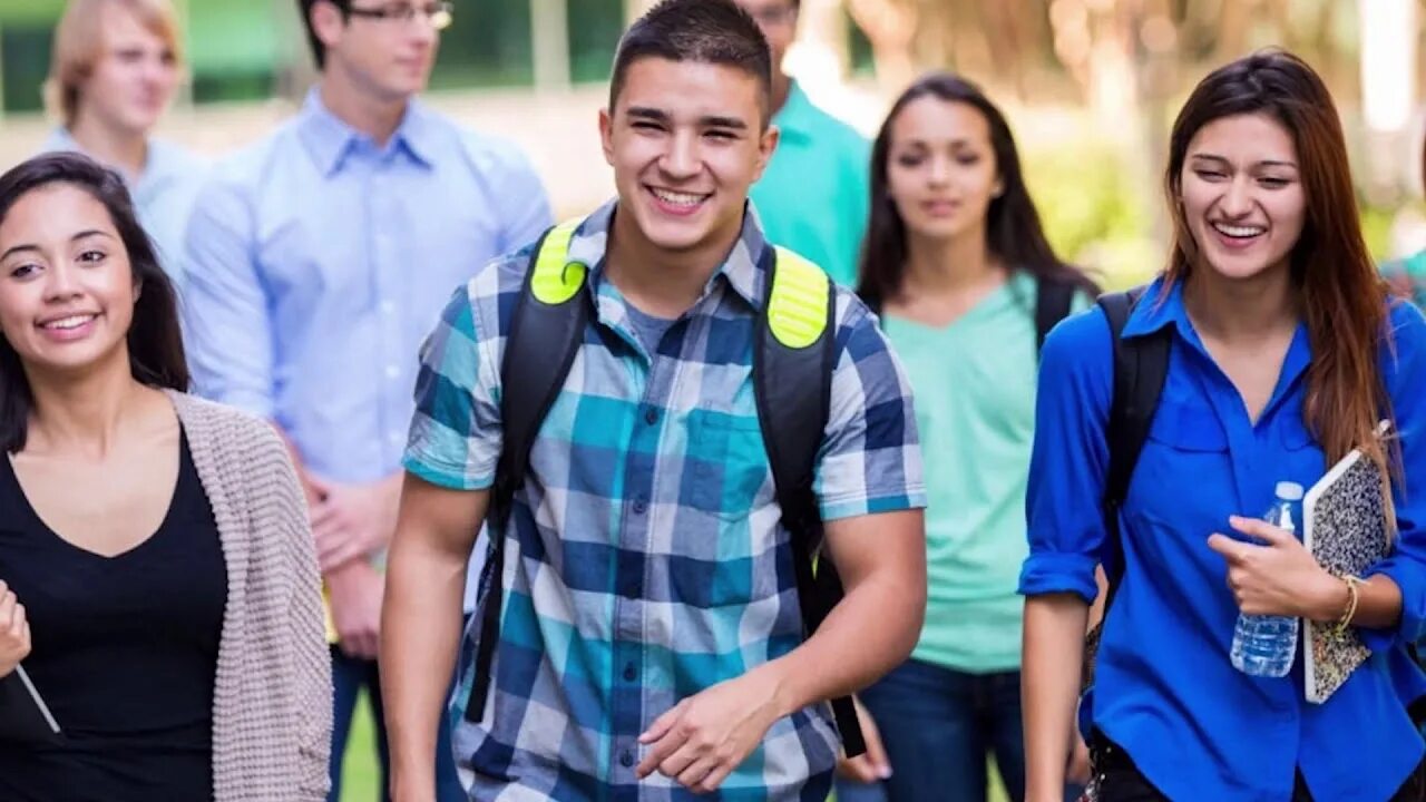 Творческие студенты. Компьютер в школе. Educhain. School exchange programme. Сотрудники стоят рядом.