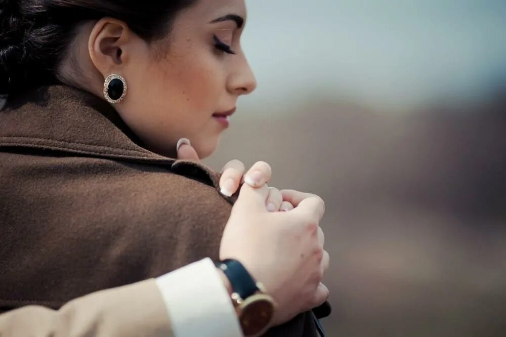 Слышать запереть. Ухо слух. Мужчина ждет девушку. Ухо девушки. Парень прислушивается.