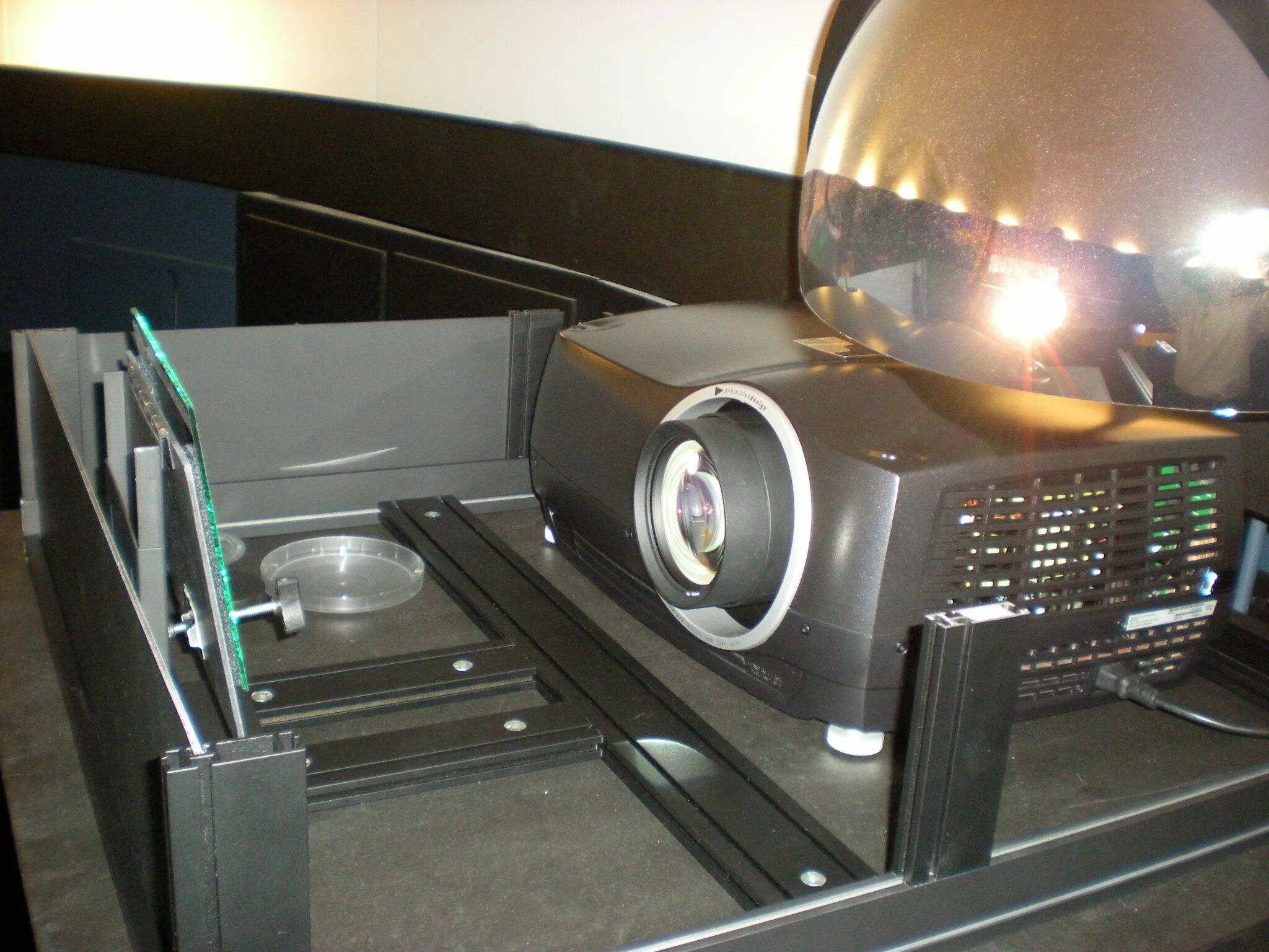 какие бывают проекторы. зеркальные проекторы. зеркальные проекторы. система зеркал для проектора. объектив проектора.