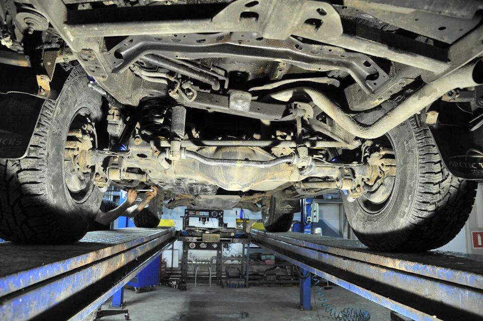 Ходовая тойота ленд крузер 200. Tlc prado 150 ручка акпп. Toyota land cruiser 200 днище. Ходовая часть тойота ланд крузер прадо 2009. Трансмиссия прадо 150.