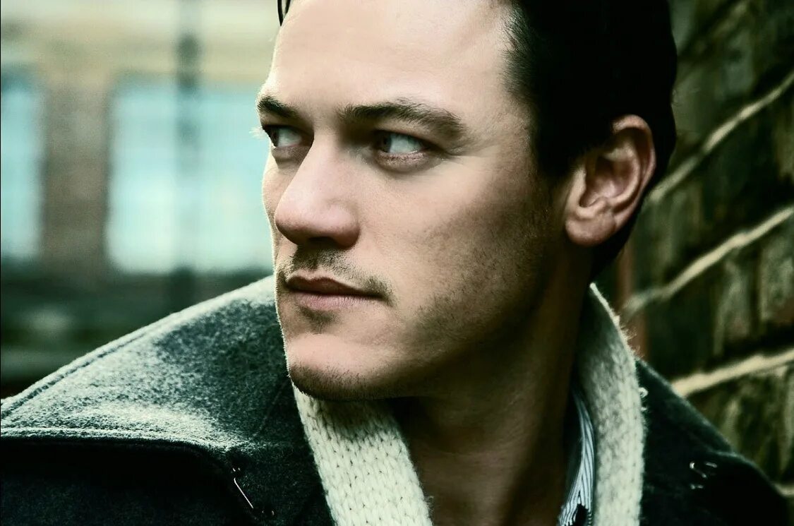 Luke evans. Люк Эванс. Люк Эванс фото. Luke Evans 2013. Luke Evans 2011.