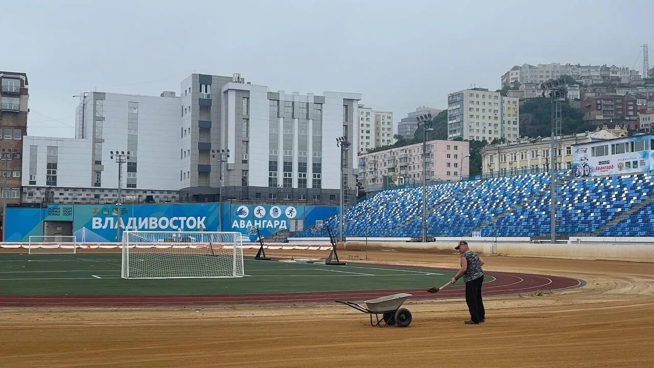 Шаман стадион. Стадион Авангард Владивосток. Стадион Динамо Владивосток. Каток на стадионе Авангард Владивосток. Фотосессия на стадионе.