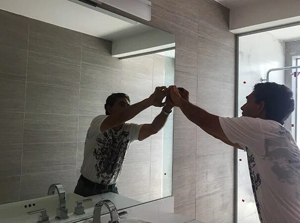 Установка зеркальных. Крепёж для зеркала в ванной на стену. Зеркальное панно с подсветкой на стену. Монтаж зеркал. Зеркало лучано фацет.