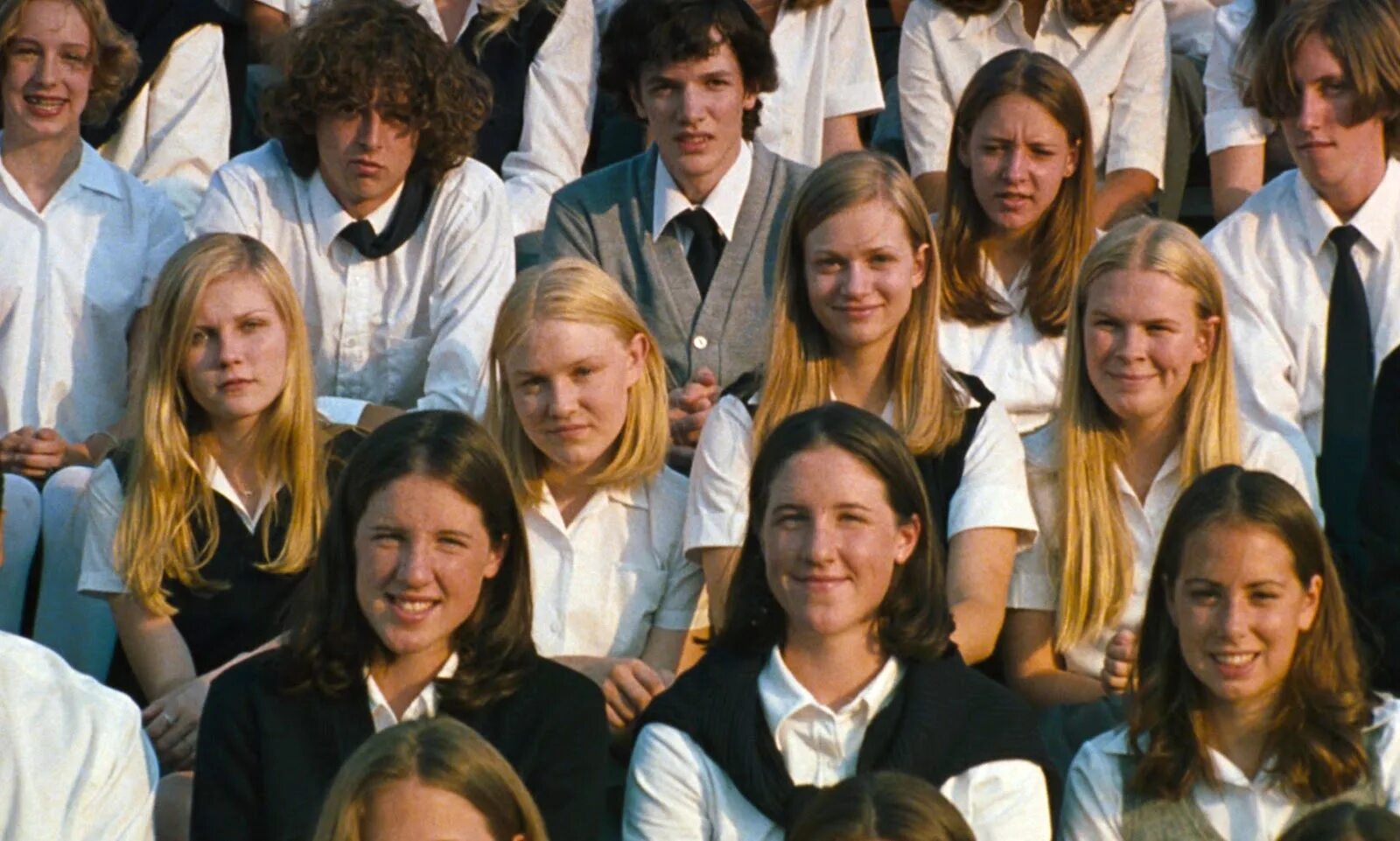 Дженнифер холлэнд в фильме американский пирог. Девственницы студенты. Девочка первый раз. Девочки девственницы. Студентка с косичками.