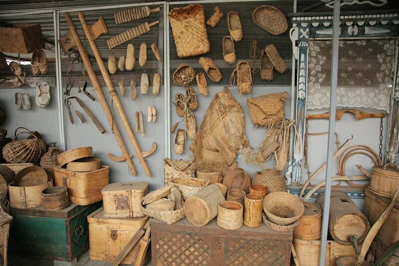 ремесленные изделия. посуда из дерева. гончарный круг балхар. ремесленники предметы. ремесленник за работой.