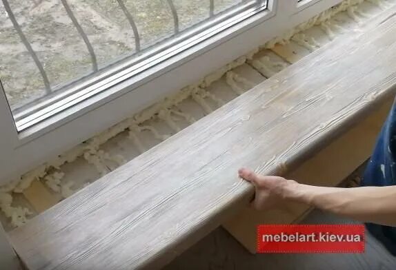 Как установить подоконники своими руками в доме. Монтаж деревянного подоконника. крепление деревянного подоконника. монтаж подоконника из дерева. подоконник в деревянном доме.