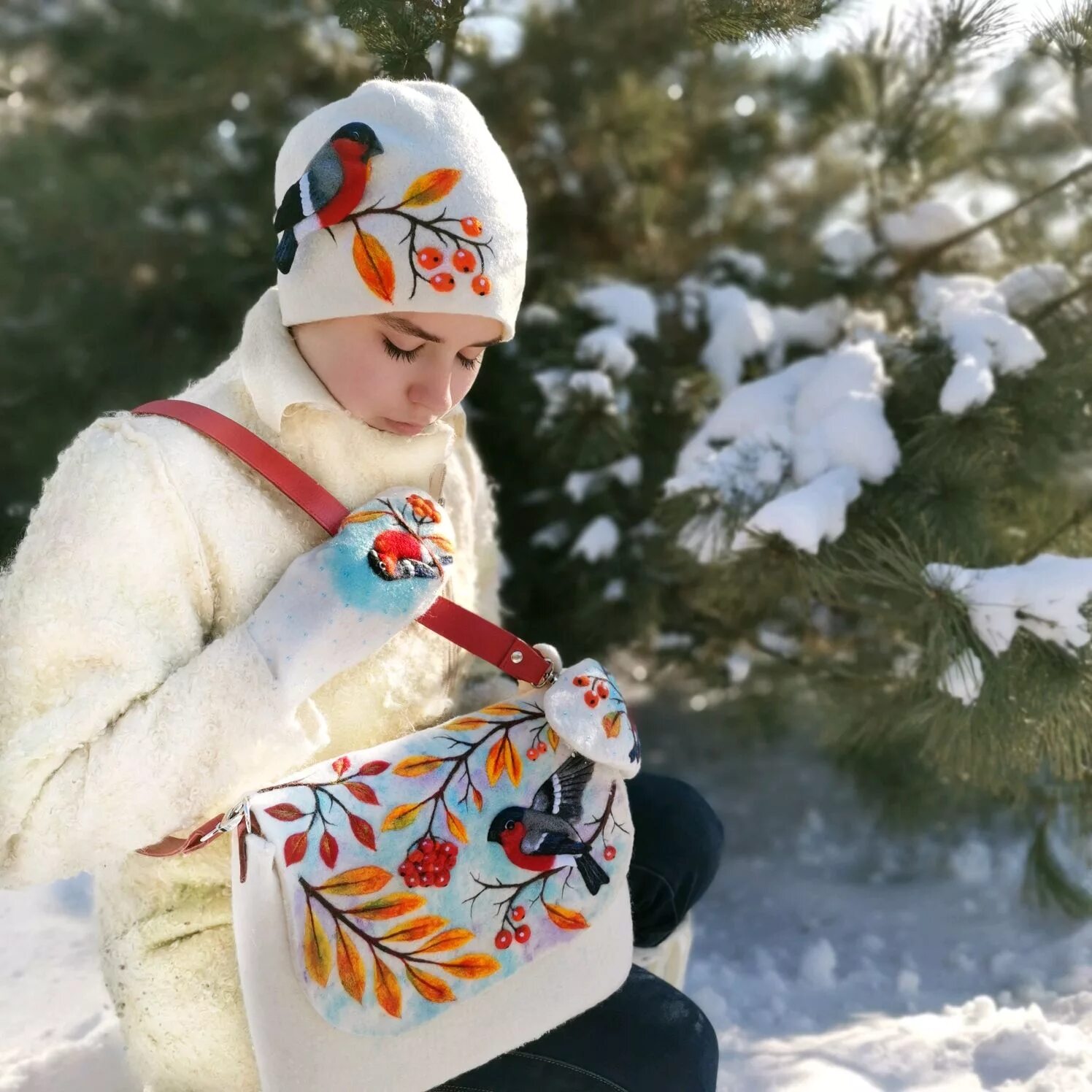 Вязаные варежки со снегирями. Шапка снегири. Шапочка "снегирь". Шапка снегири. Шапка "снегирь".