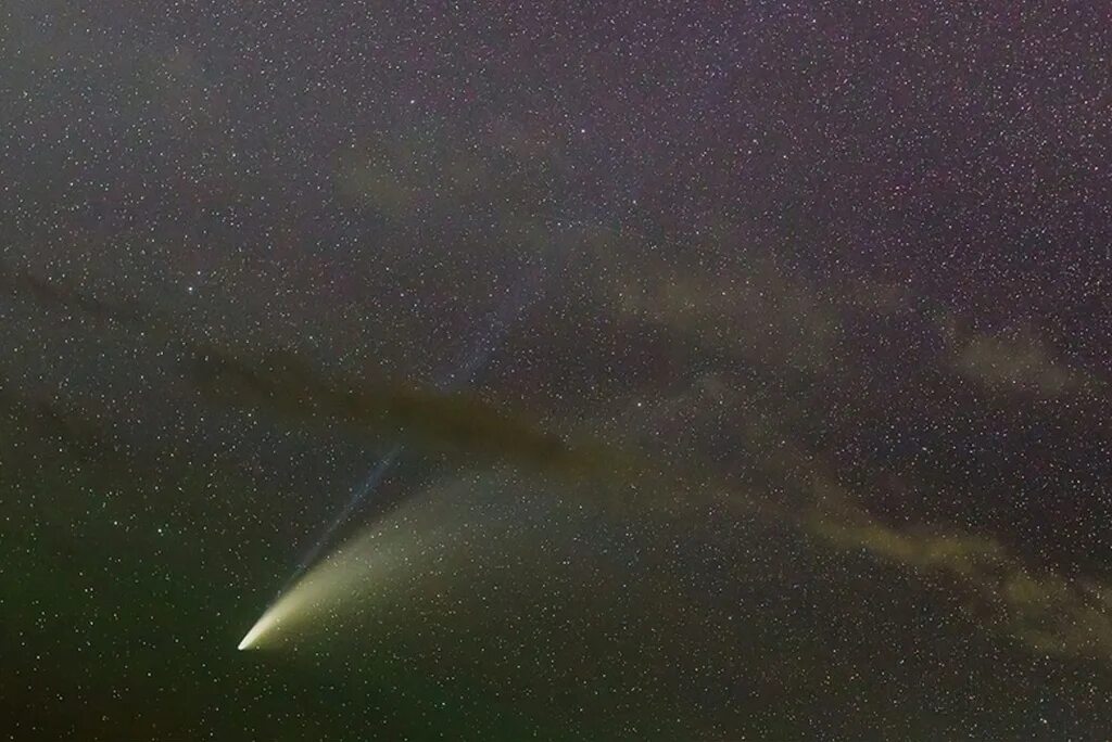 Когда можно увидеть комету в москве. Комета Галлея невооруженным глазом. Комета икеа Чжана. Комета 2020 июль. Комета 1998.