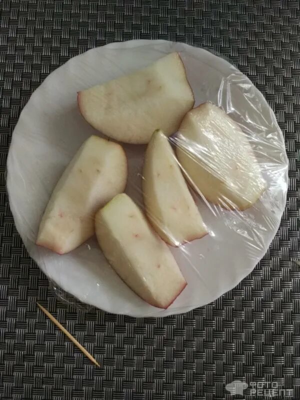 Печёные яблоки в микроволновке. Калорийность запеченного яблока в микроволновке. Запеченное яблоко домашнее. Яблоки в микроволновке рецепты диетические. Яблоки в микроволновке калорийность.