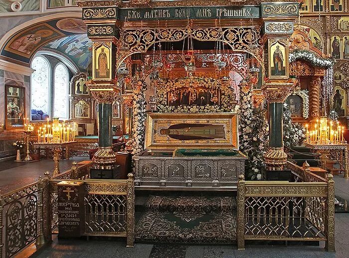 мощи в храме в дивеево. дивеево мощи преподобного серафима саровского. мощи преподобного серафима саровского в троицком соборе. дивеево монастырь серафима саровского. мощи в храме в дивеево.