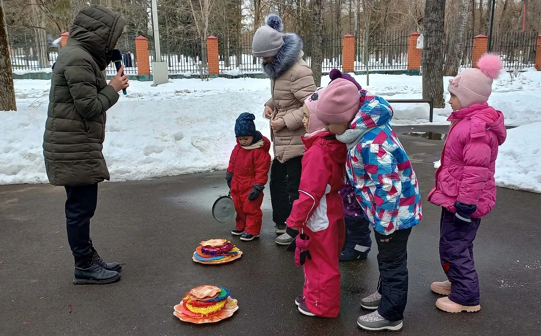 В какие игры можно поиграть весной. Дети улицы. весенние игры и забавы. весенние развлечения. дети играют весной.