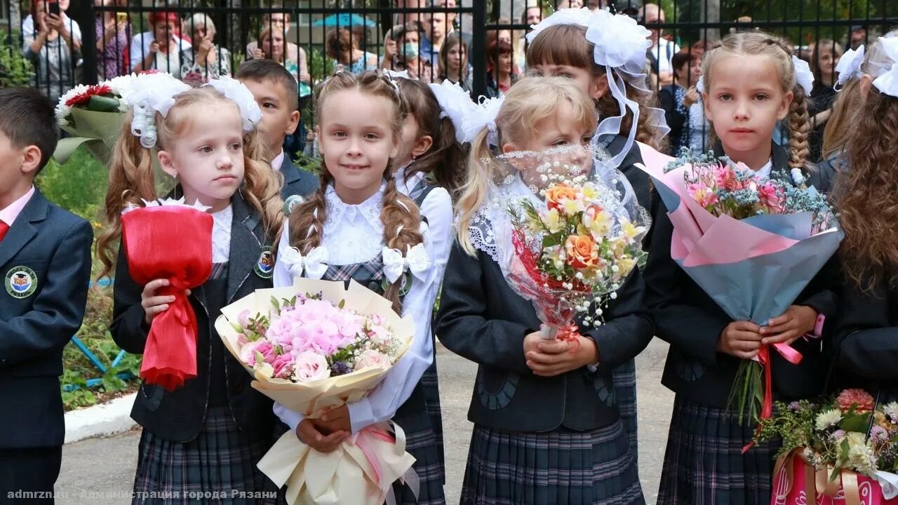 Начальная школа рязань. 1 Сентября школа Рязань. Девочка 1 сентября Рязань. Школа Рязанские сады. 1 Сентября 65 школа Рязань.