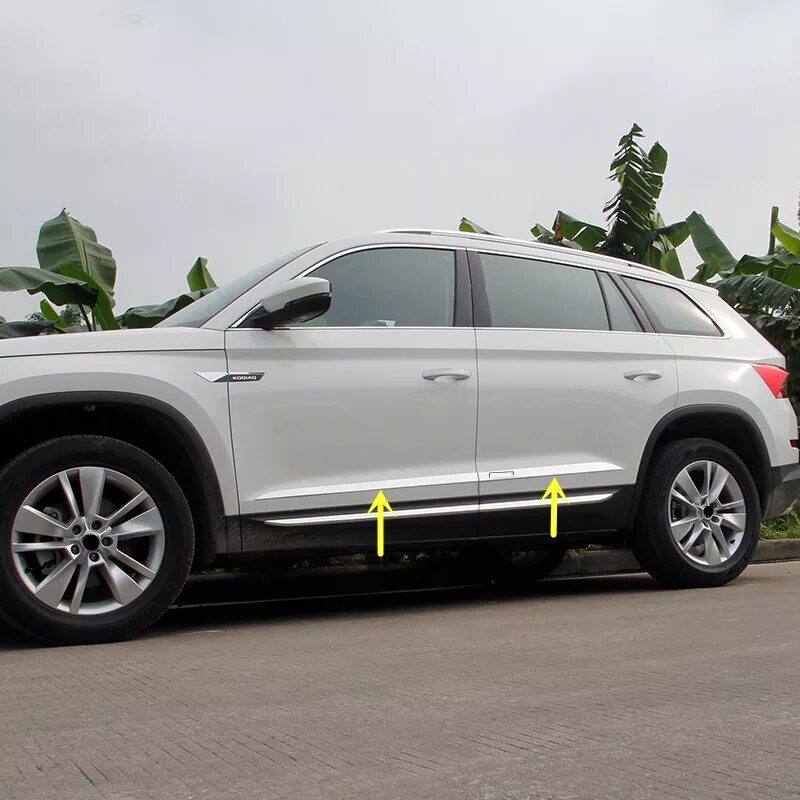 565077655 дефлекторы kodiaq. Накладки на двери шкода кодиак. Шкода кодиак белый. Хромированный молдинг шкода кадьяк. Skoda kodiaq sportline белый.