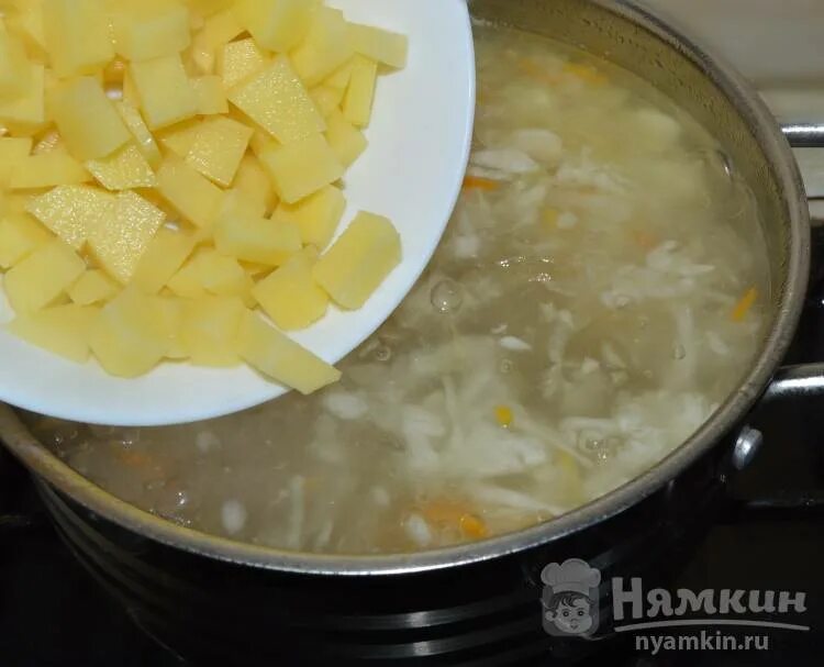 В щи картошку добавляют. Щи из квашеной капусты индейкой. щи на бульоне индейки. щи с картофелем. добавляем картошку в щи.