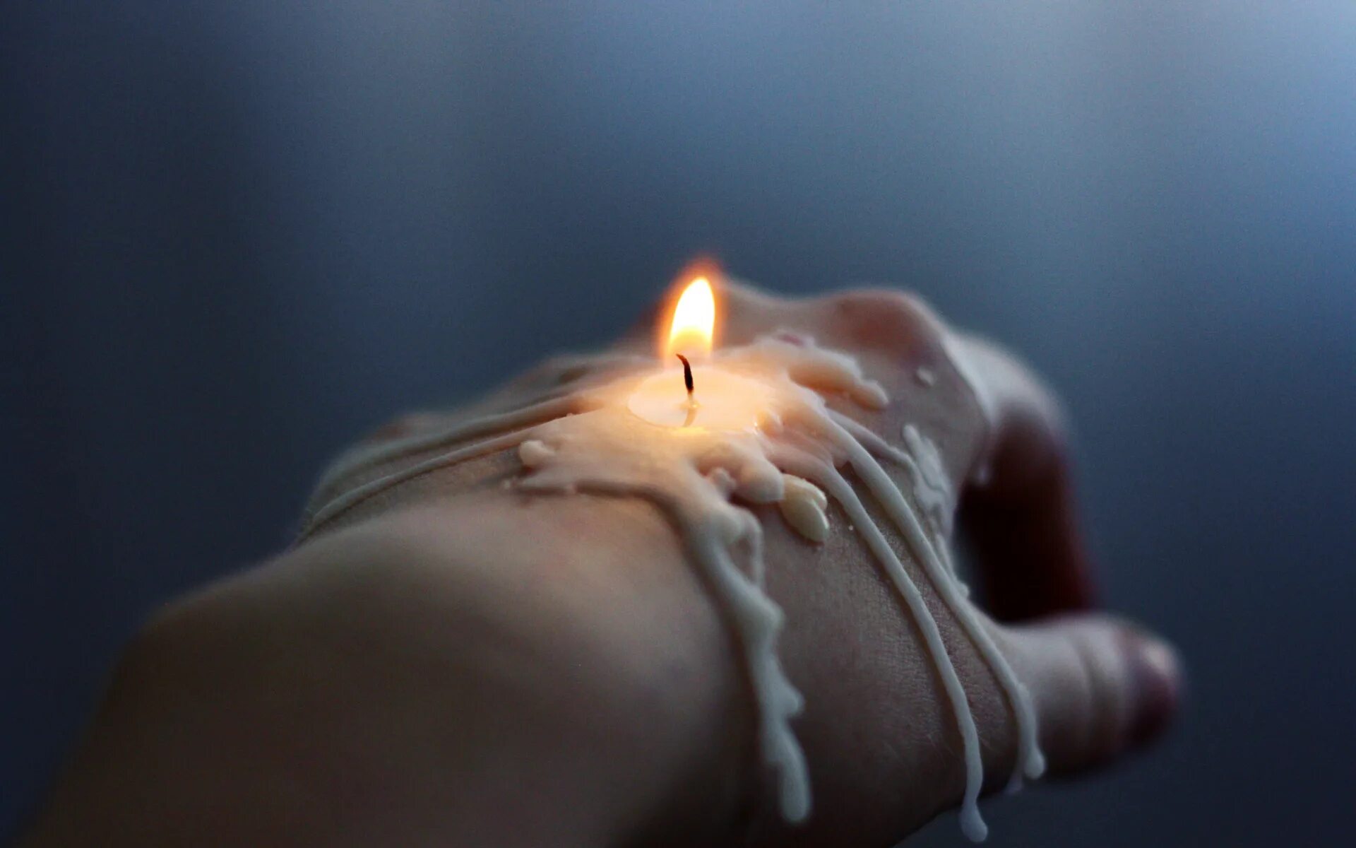 Горящая свеча. Горящие свечи. Свеча в руках. Свечи горящие в руках. В любую минуту можно